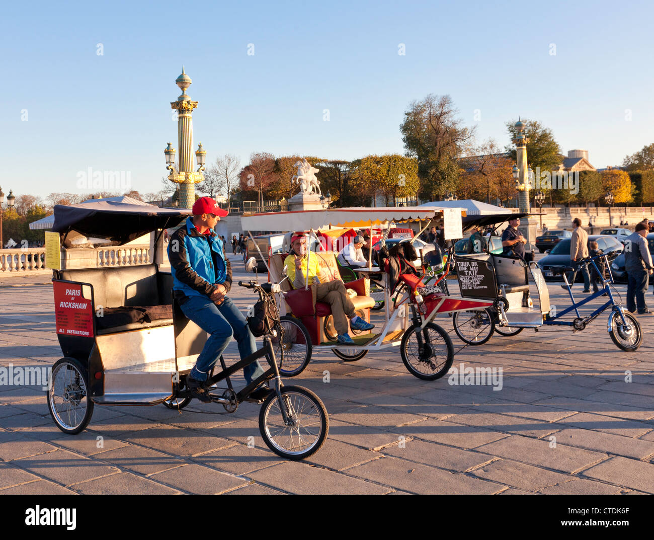 Paris, France : Les pedicabs passagers attendent en haut de jardin des Tuileries, de la Place de la Concorde. Usage éditorial uniquement. Banque D'Images