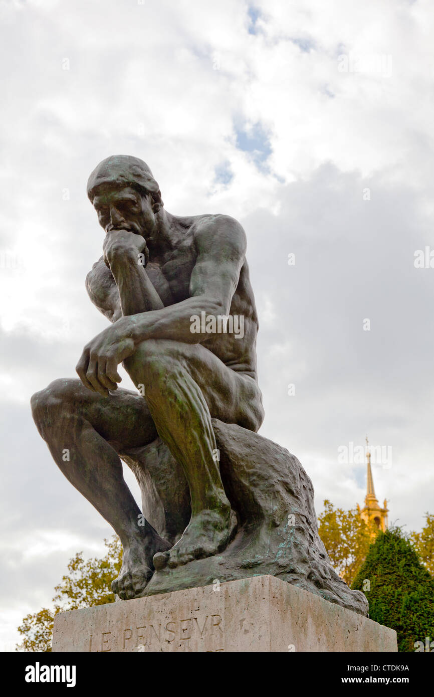 L'un des plus célèbres œuvres de Rodin, le penseur, est l'une des caractéristiques de la jardin qui entoure le musée Rodin. Banque D'Images