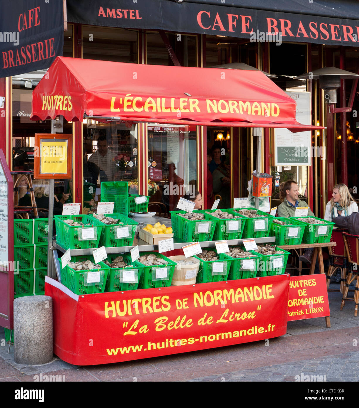 Stand d'huîtres en face d'une brasserie sur la Rue Cler à Paris, France. Usage éditorial uniquement. Banque D'Images