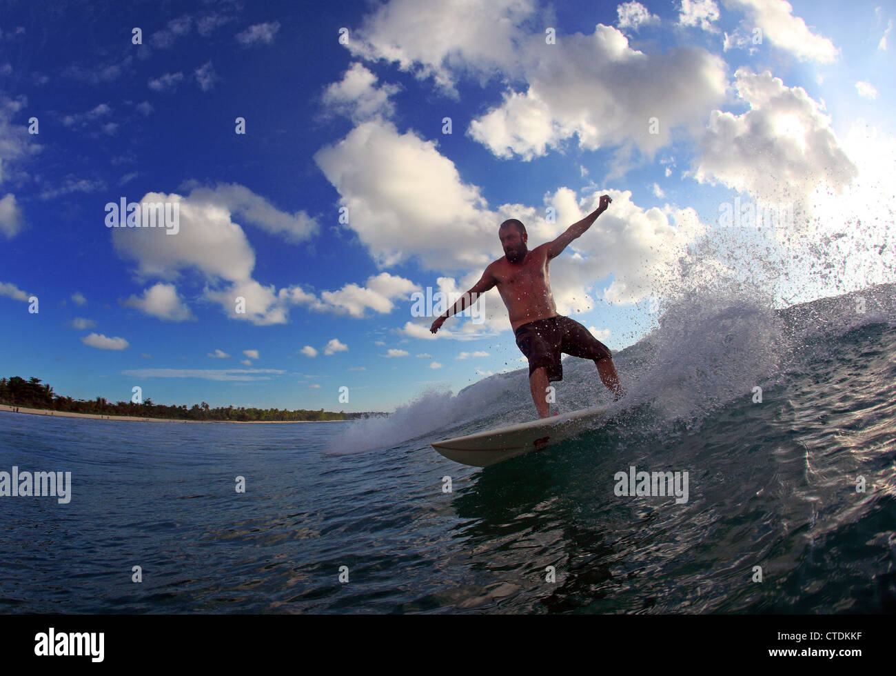 Vue sur l'eau d'un touristiques surf à Krui, Sumatra. Banque D'Images