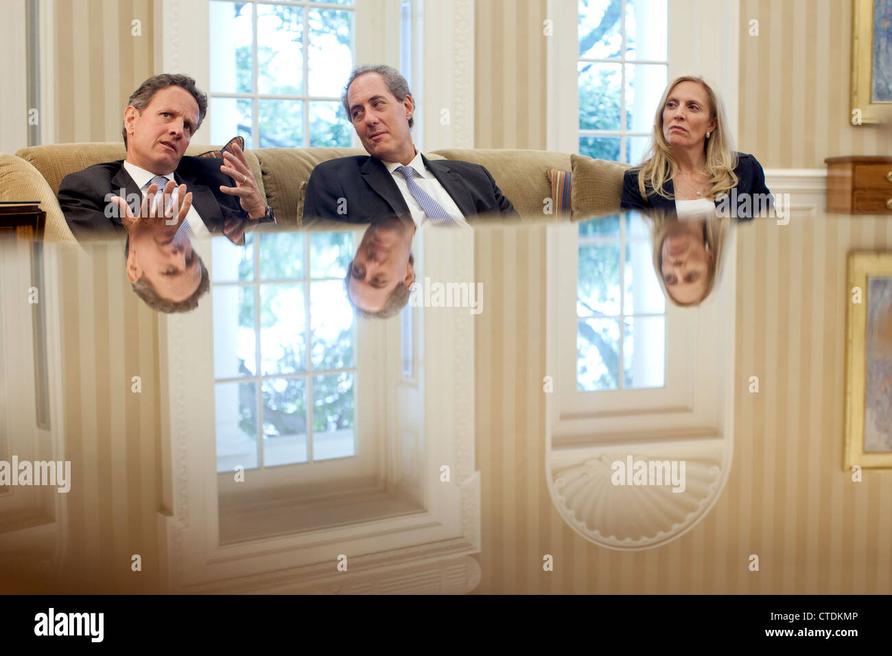 Le secrétaire américain au Trésor Timothy Geithner parle au cours d'une rencontre avec le président américain Barack Obama dans le bureau ovale le 4 juin 2012 à Washington, DC. Mike Froman, Vice-conseiller à la sécurité nationale pour les affaires économiques et internationales, et Lael Brainard, Sous-secrétaire au Trésor pour les affaires internationales, sont assis à côté de le Secrétaire Geithner. Banque D'Images