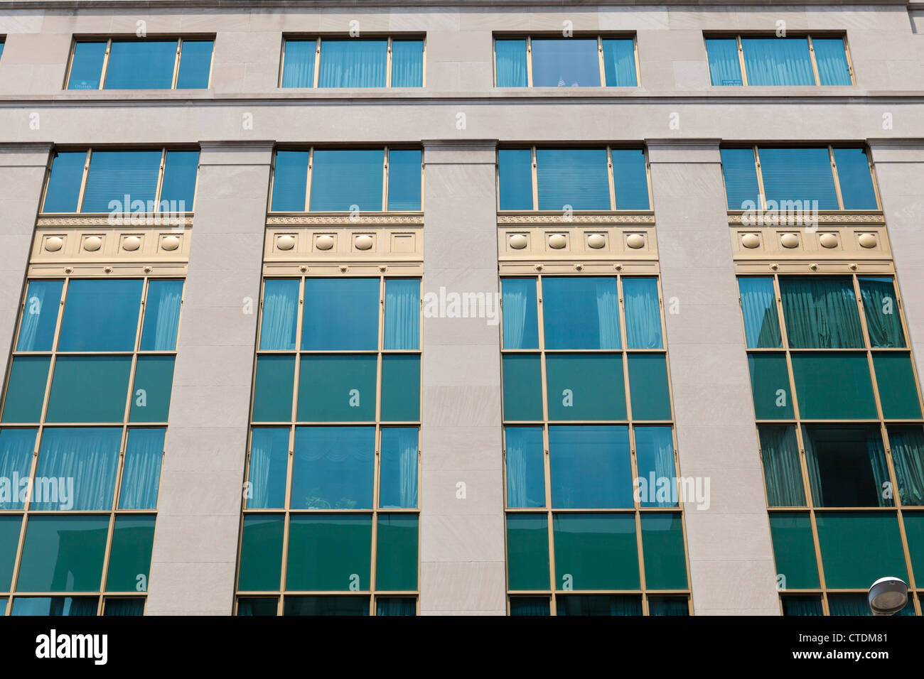 Retro office building windows Banque D'Images