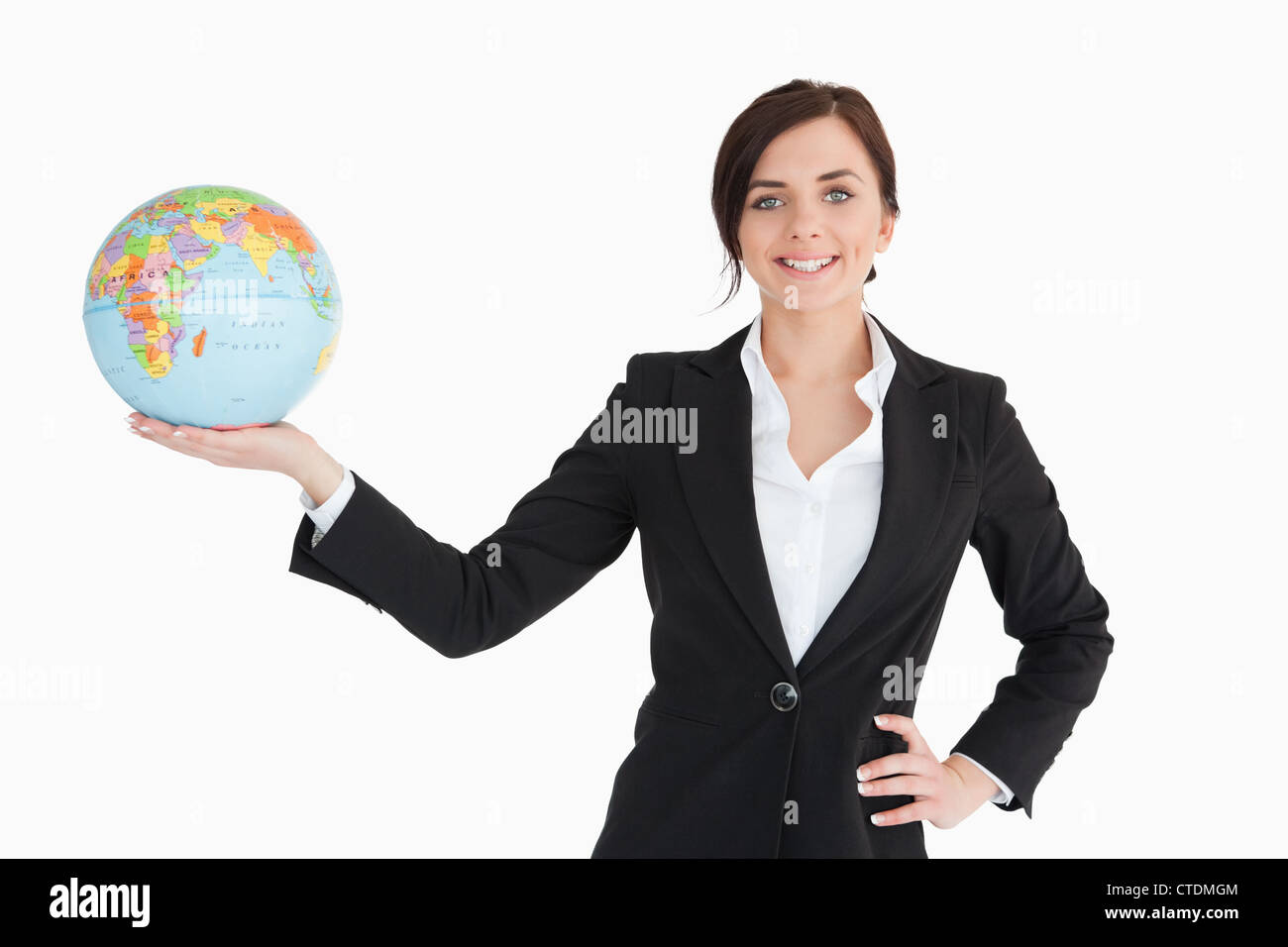 Smiling businesswoman holding un globe terrestre dans sa paume Banque D'Images