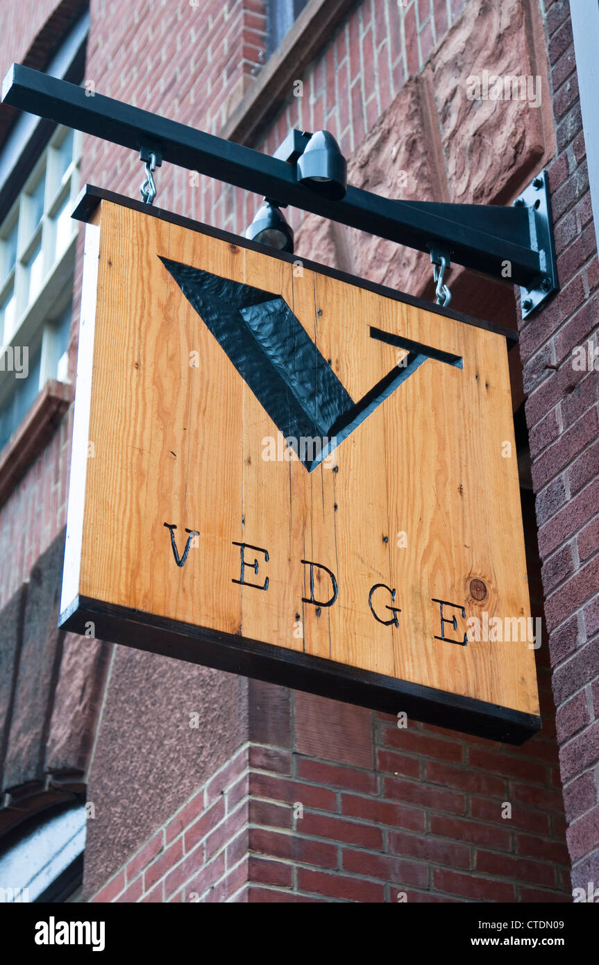 Vedge, 'légume' restaurant à Philadelphie, USA. Sur l'extérieur et panneau en bois d'un super restaurant végétarien à Philadelphie. Banque D'Images