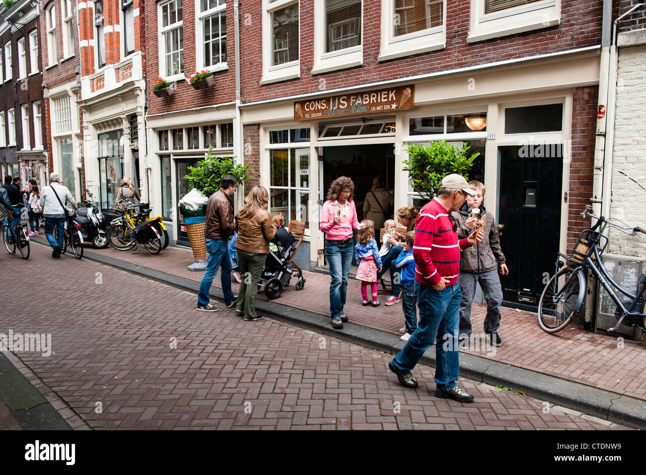 Occupé à l'avant du salon de glace italienne dans le quartier Jordaan à Amsterdam. Banque D'Images