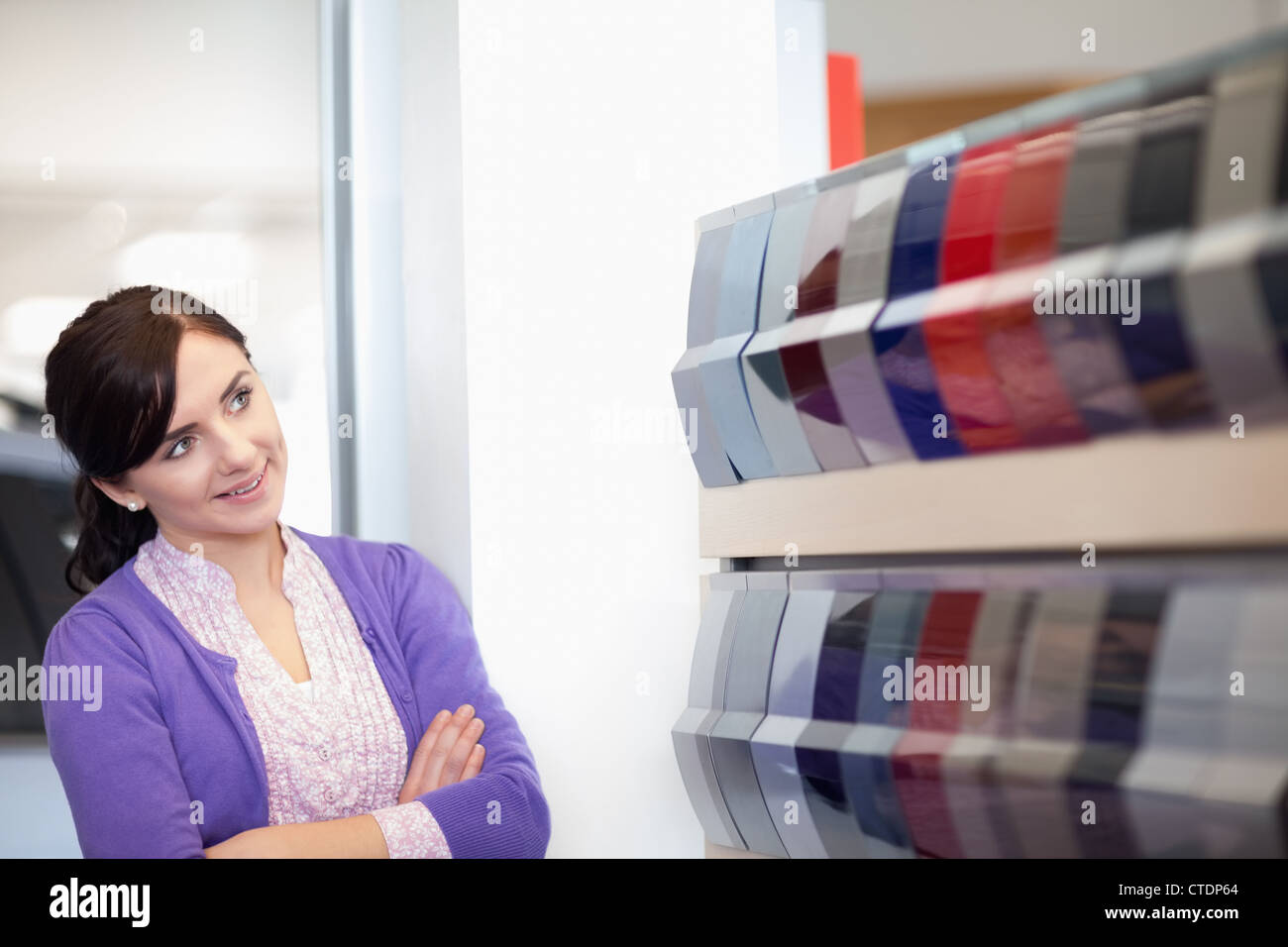 Bras de femme tout en regardant une palette de couleurs Banque D'Images