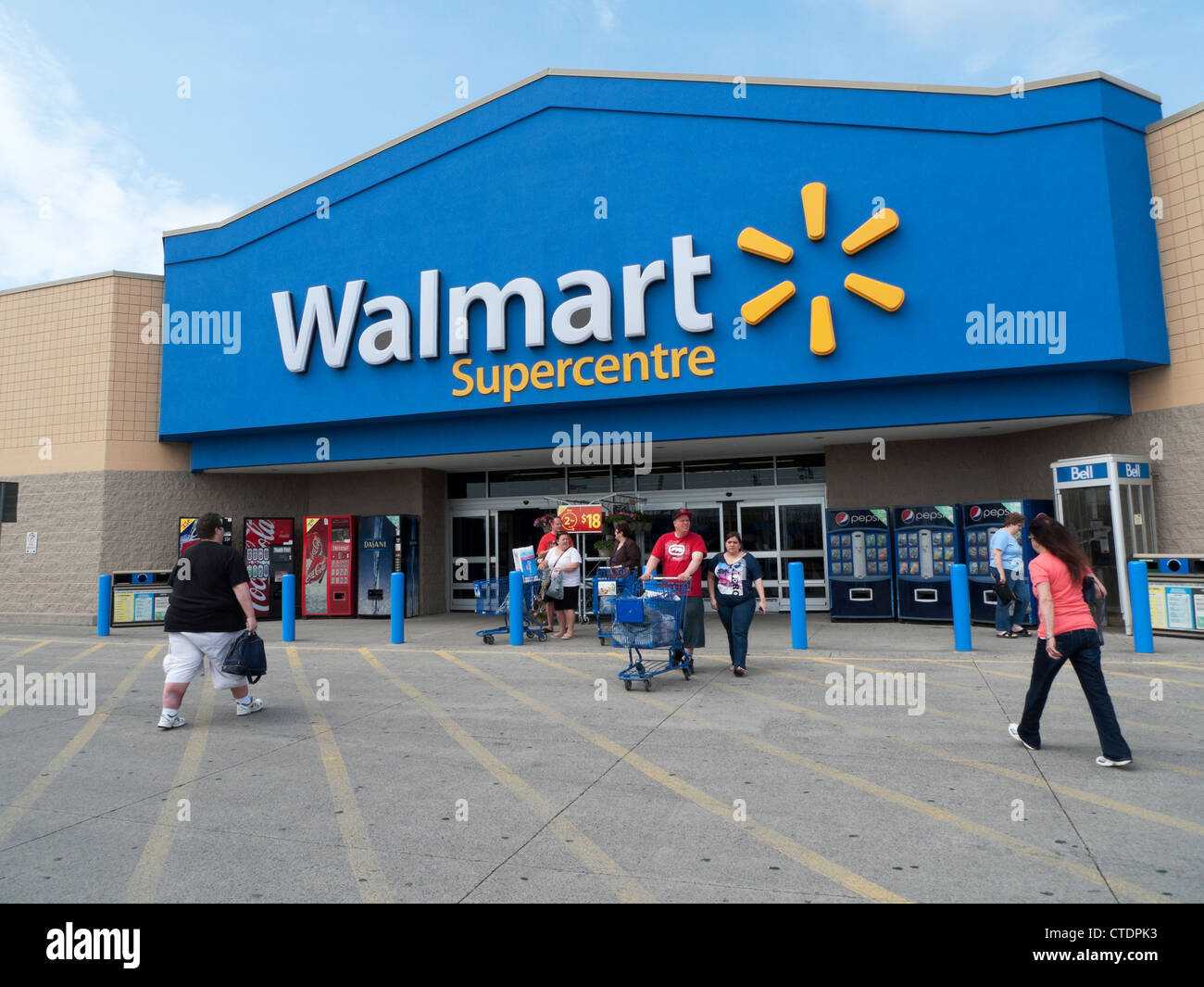 Vue extérieure de Walmart Supercenter Store et les personnes ayant un chariot à l'entrée du magasin au Canada Kathy DEWITT Banque D'Images