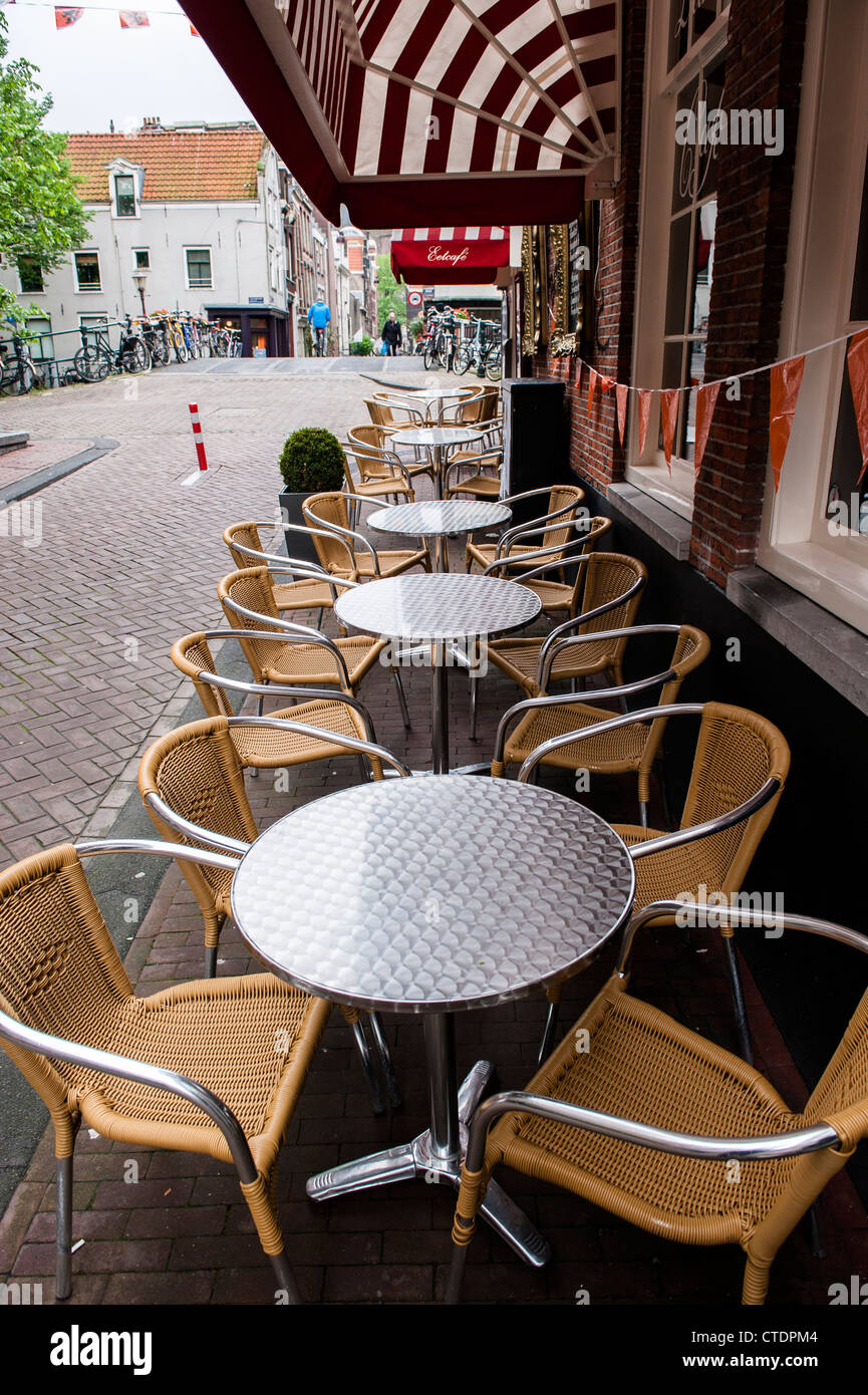 La normale des scènes de rue dans le quartier Jordaan d'Amsterdam. Café Restaurant terrasse vide. Banque D'Images