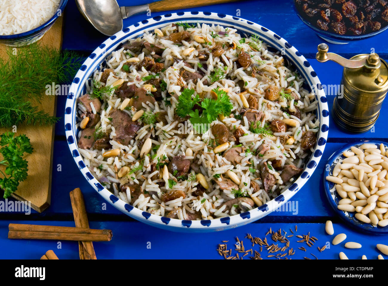 Ic Pilav, riz avec foie, raisin, noix de pin, cannelle, turque, Turquie Banque D'Images
