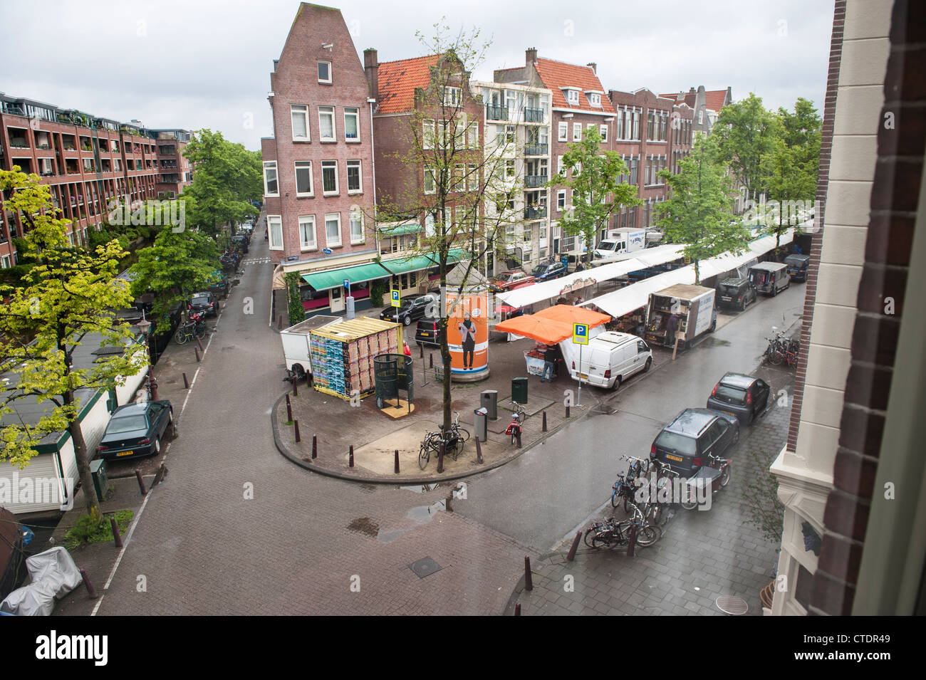 Vue sur le marché Lindengracht samedi dans le quartier Jordaan d'Amsterdam. Banque D'Images