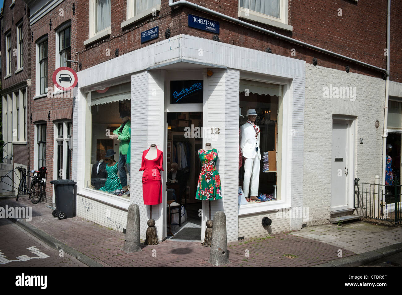 La normale des scènes de rue dans le quartier Jordaan d'Amsterdam. Petites boutiques ont été florishing ici depuis des années. Banque D'Images