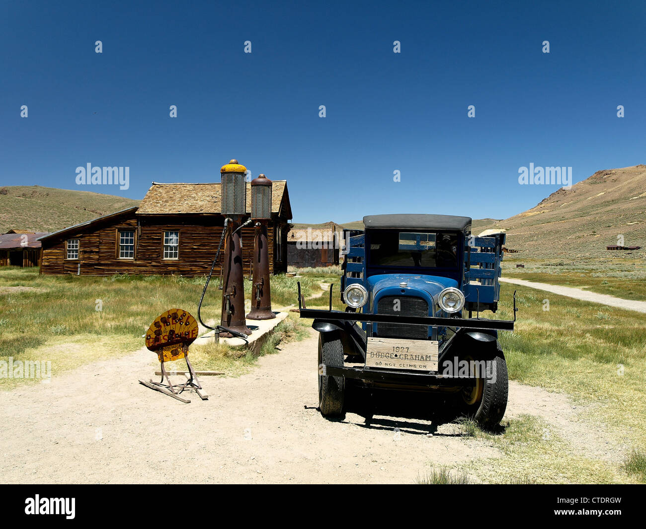 Un vieux camion dans une station d'essence à Bodie, une ville fantôme de la Californie, aux États-Unis. Banque D'Images