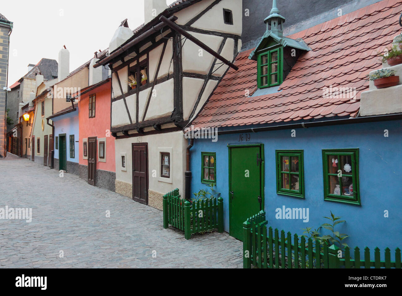 Vue de la rue typique ruelle d'or. Maison natale de Franz Kafka sur le quartier du château. Prague, République Tchèque Banque D'Images