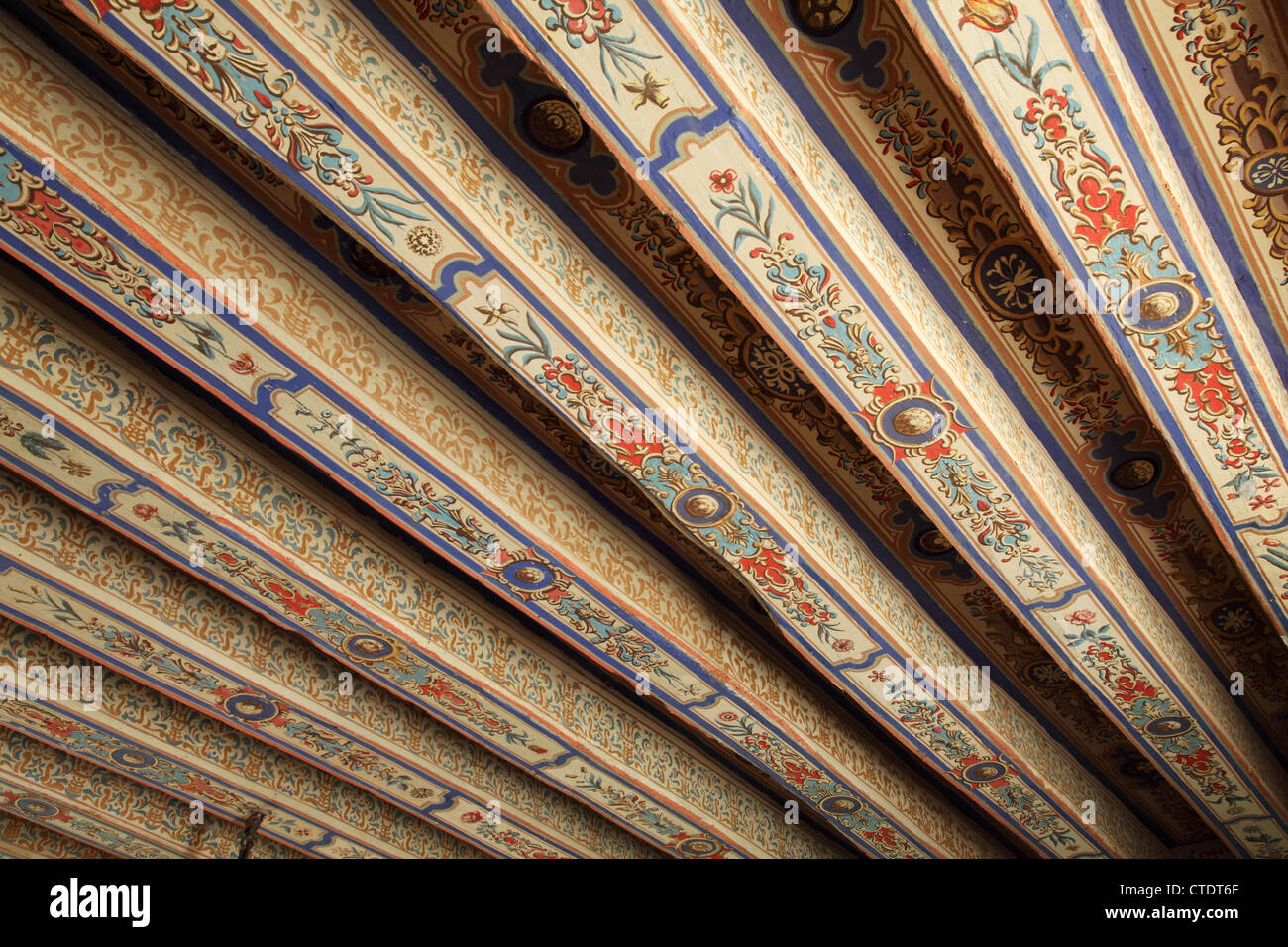 Des poutres apparentes peintes à l'intérieur du Château de Montpoupon près de Montrichard France Banque D'Images