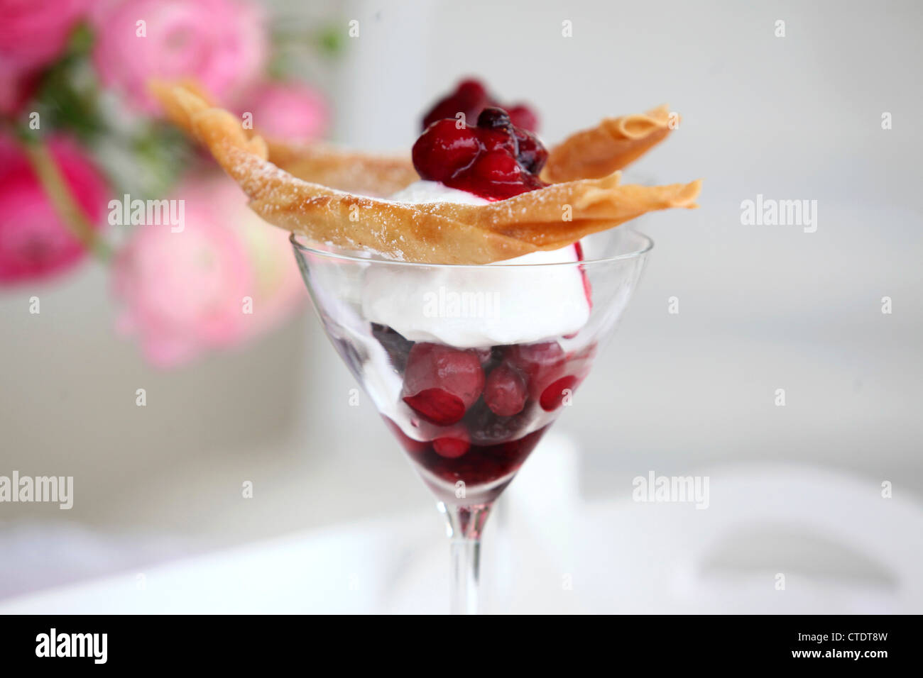 Les cerises et la crème glacée dessert Banque D'Images