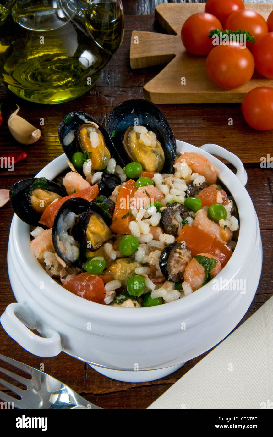 Fruits de mer riz avec moules, crevettes, tomates, olives, petits pois, la cuisine italienne, la cuisine italienne, Italie Banque D'Images