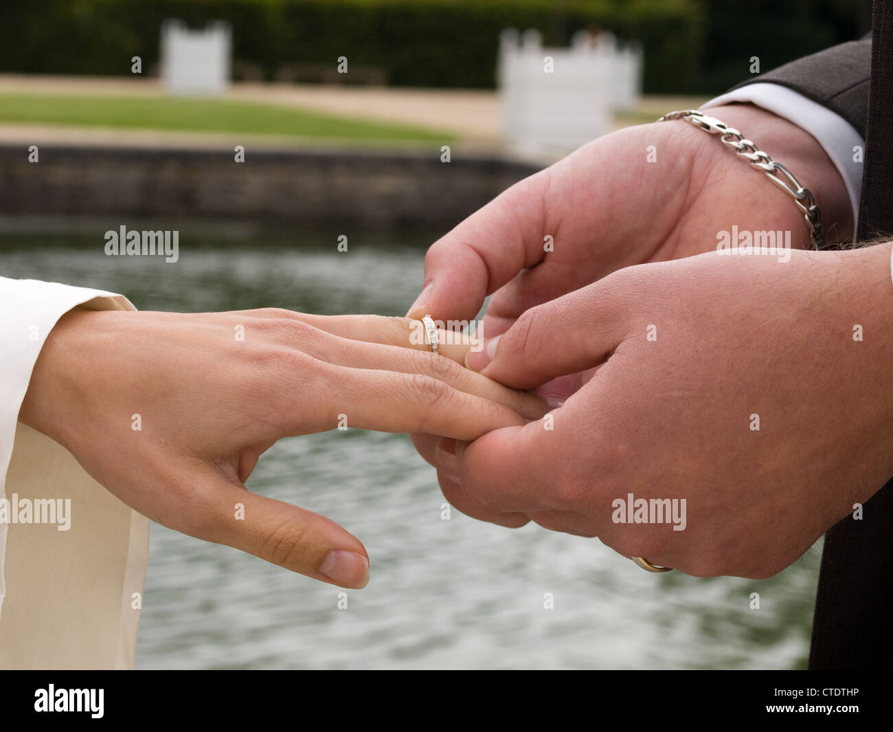 Close-up sur l'échange de mariage d'un jeune couple. Banque D'Images