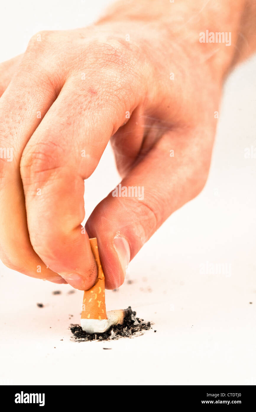 Une cigarette éteinte à la main Banque D'Images