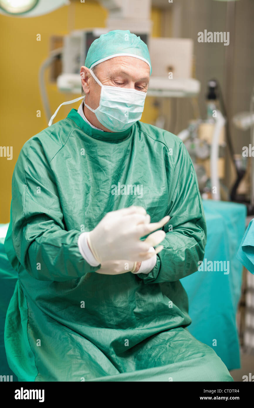Mettre des gants de chirurgie chirurgien sur Banque D'Images