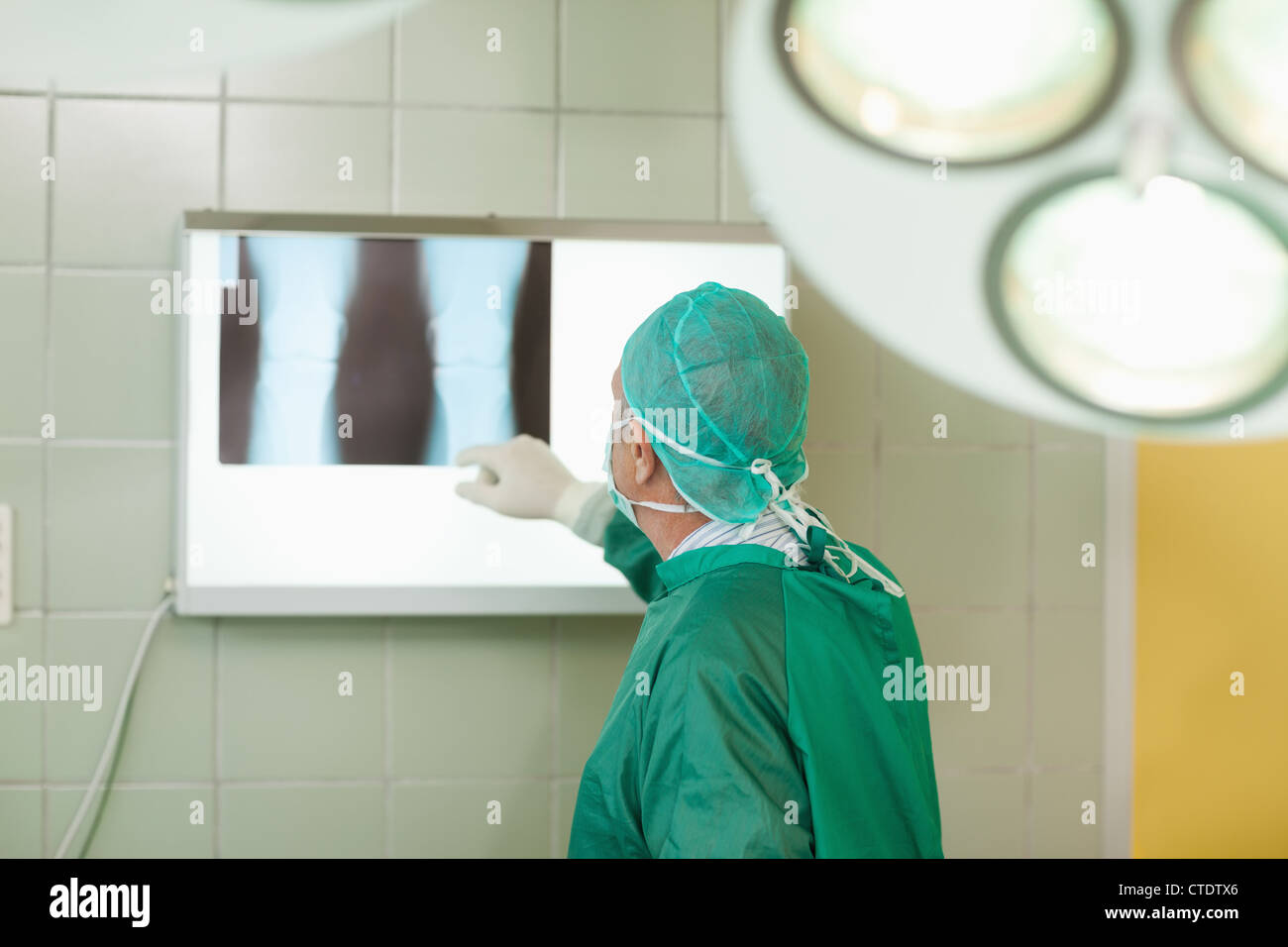 Chirurgien contrôle des rayons x Banque D'Images