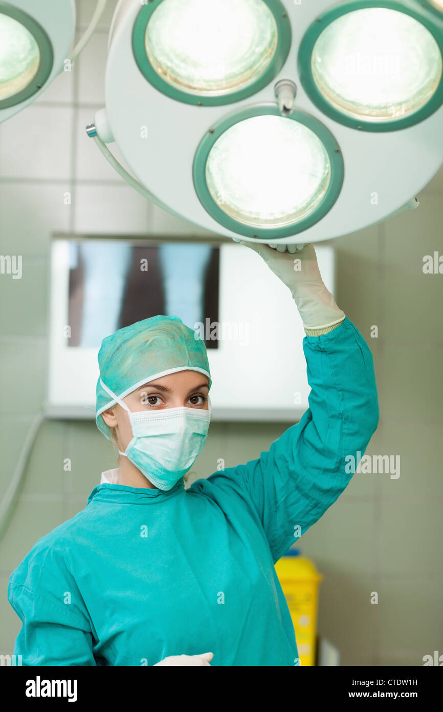 Chirurgie chirurgien tenant une lumière Banque D'Images