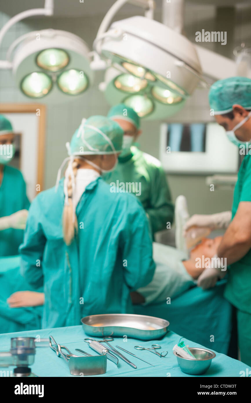 Outils chirurgicaux affiché lors d'une équipe chirurgicale travaille Banque D'Images