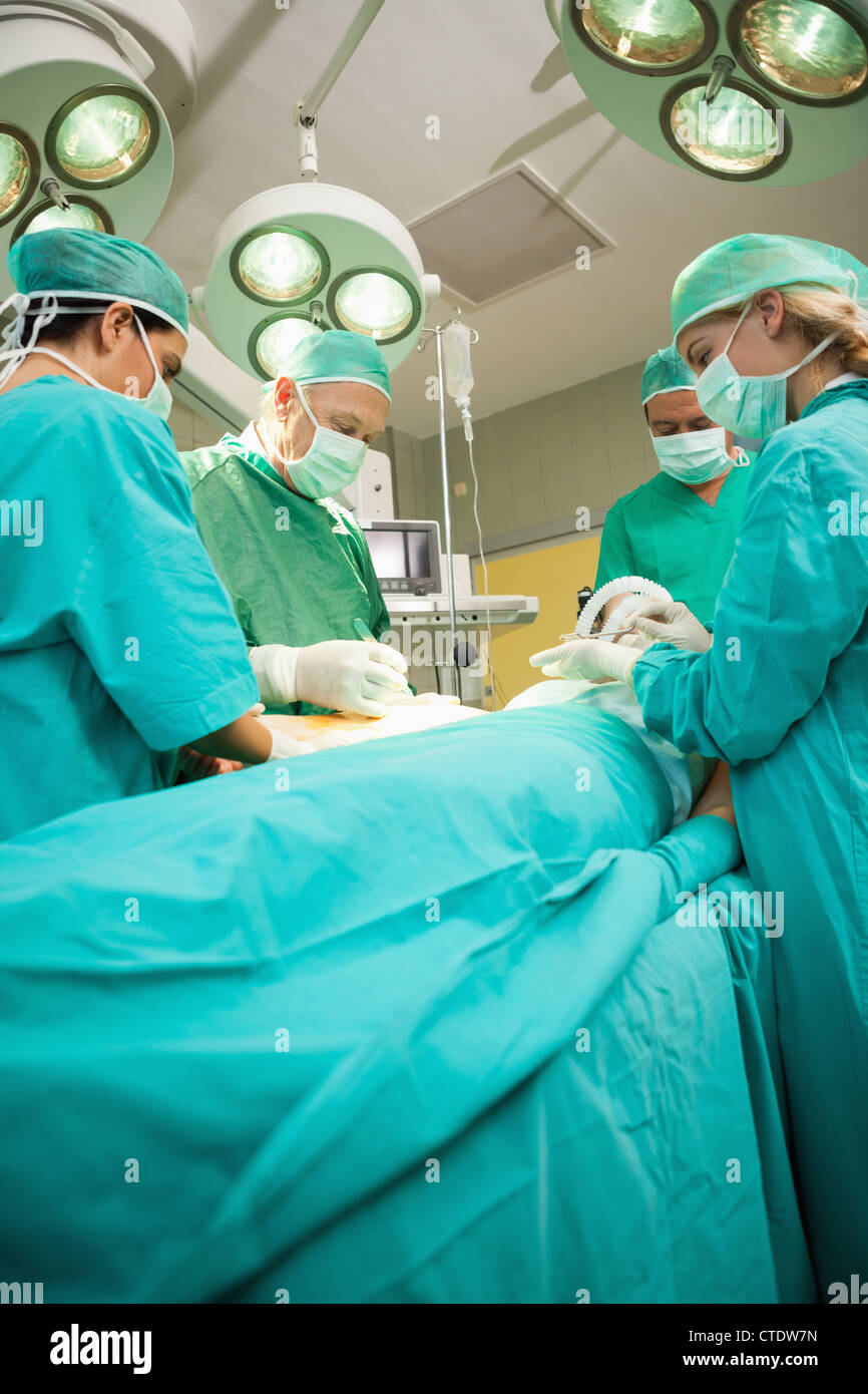 L'équipe médicale d'un patient d'exploitation Banque D'Images