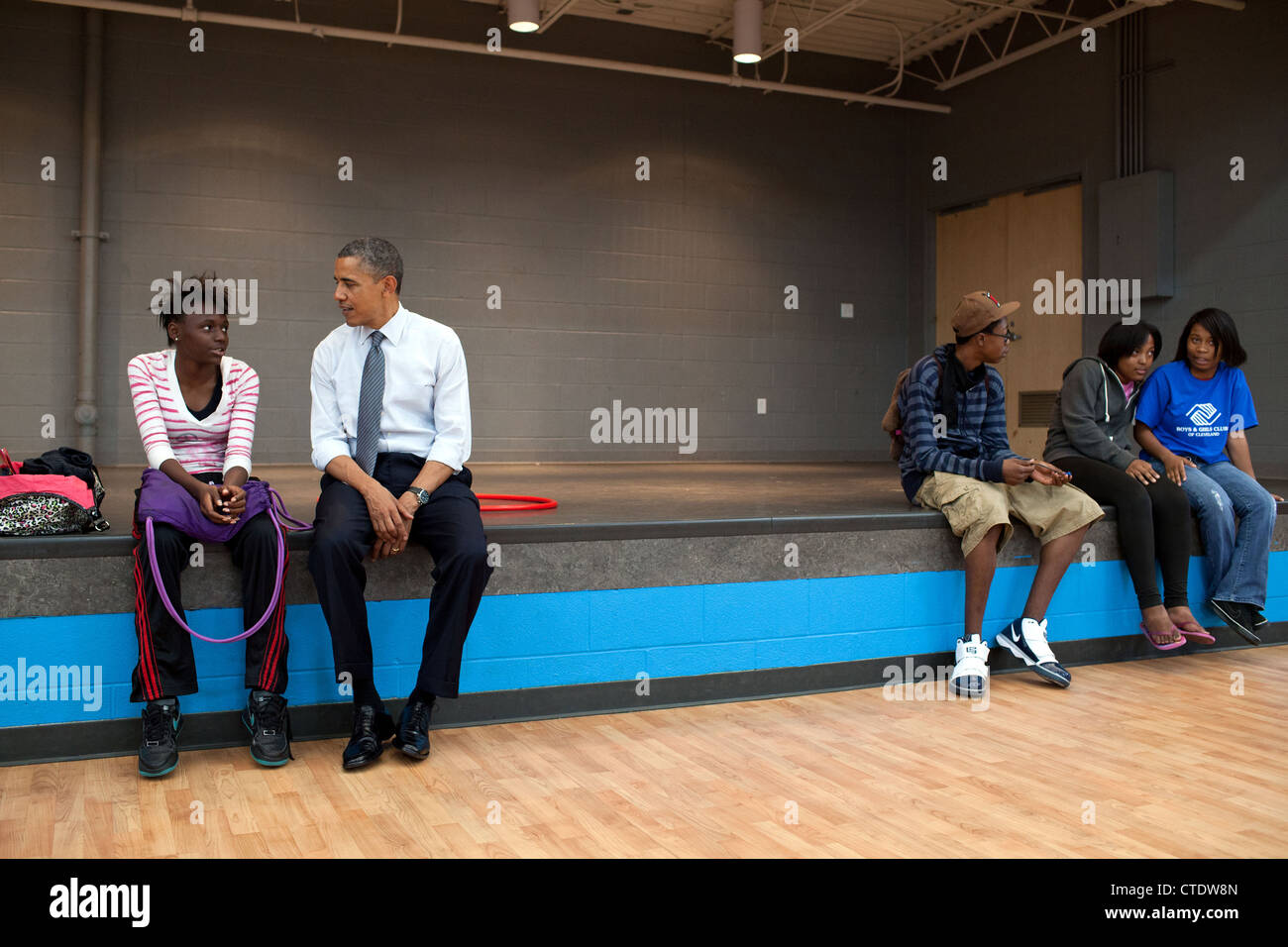 Le président américain Barack Obama parle aux enfants pendant un arrêt sur les Clubs Garçons et Filles de Cleveland le 14 juin 2012 à Cleveland, Ohio. Banque D'Images