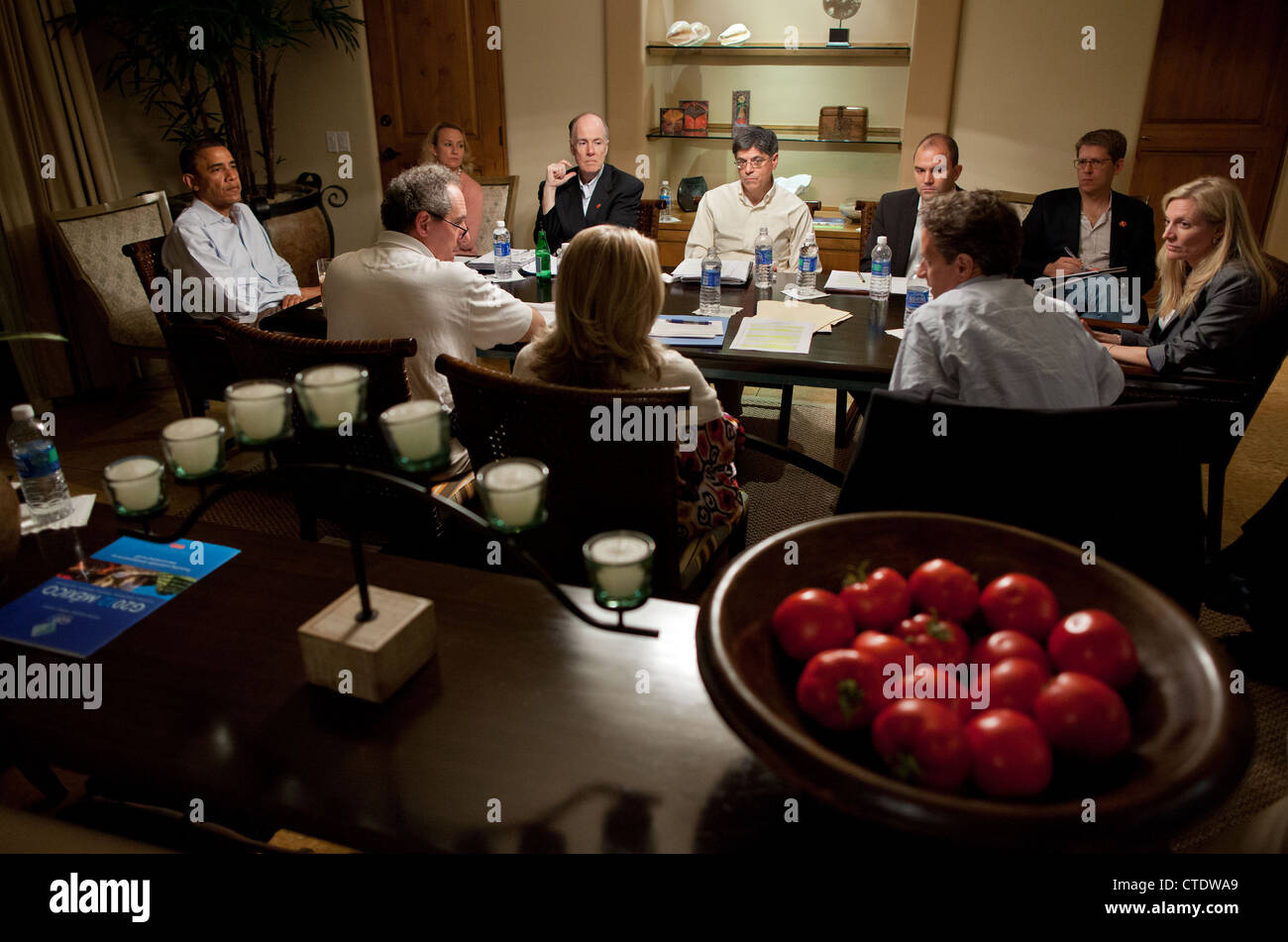 Le président américain Barack Obama est informé par des conseillers principaux à l'Esperanza Resort à la veille du Sommet du G20 le 17 juin 2012 à San Jose Del Cabo, Mexique. Banque D'Images