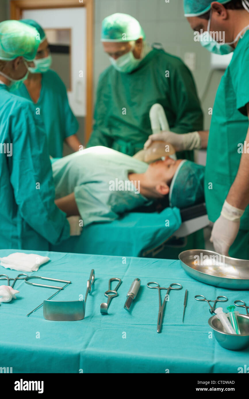 Chariot à outils chirurgicaux chirurgie avec en face d'une équipe médicale Banque D'Images