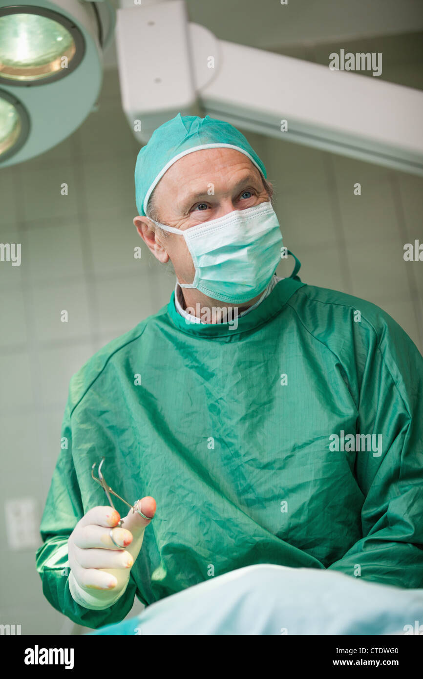 Smiling surgeon holding scissors Banque D'Images