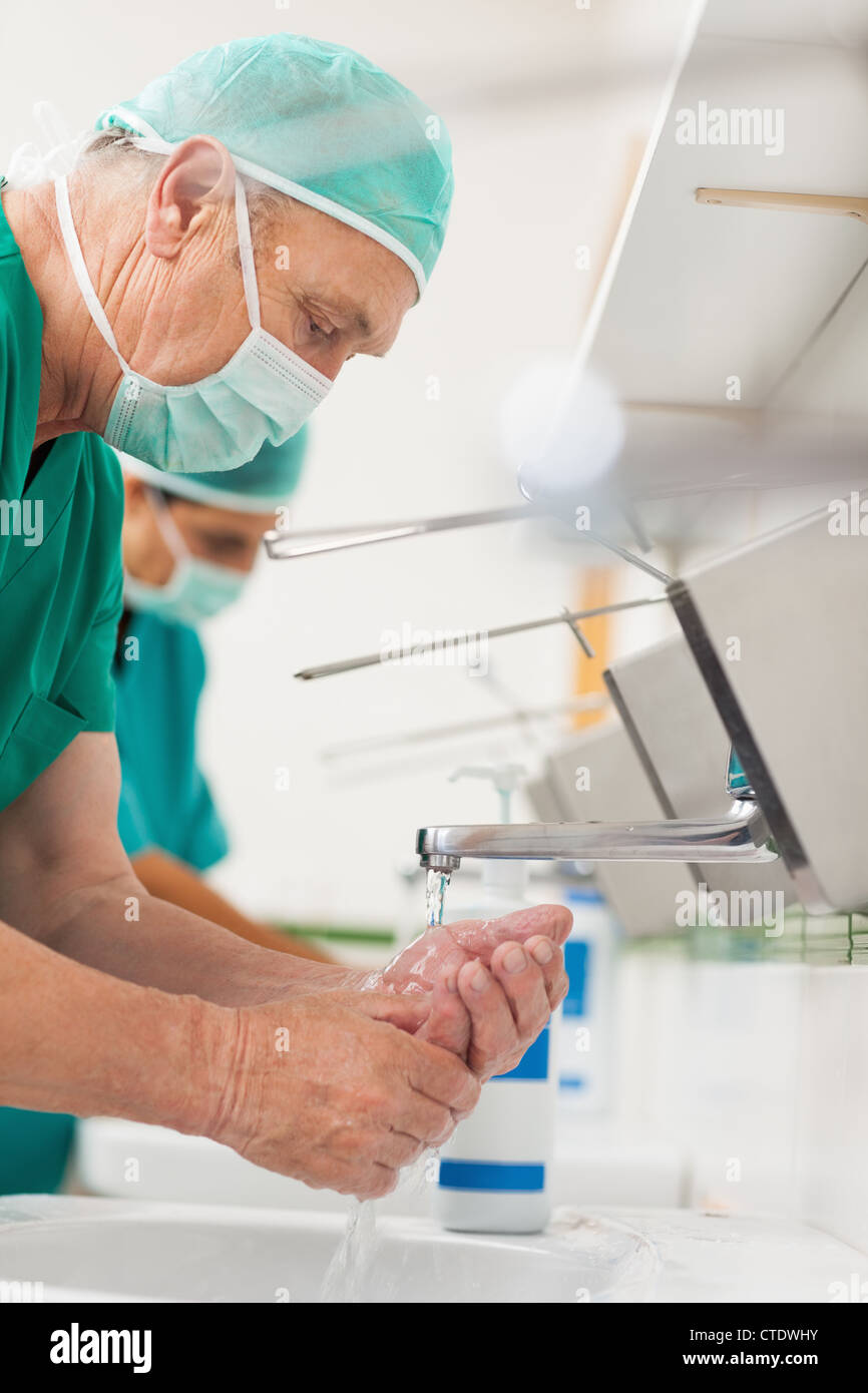 Se laver les mains des chirurgiens Banque D'Images