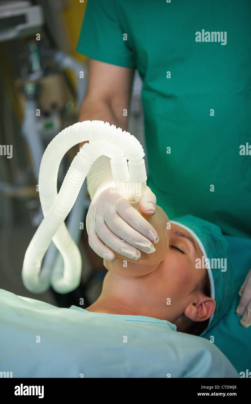 Patient dormir avec un masque sur son visage Banque D'Images