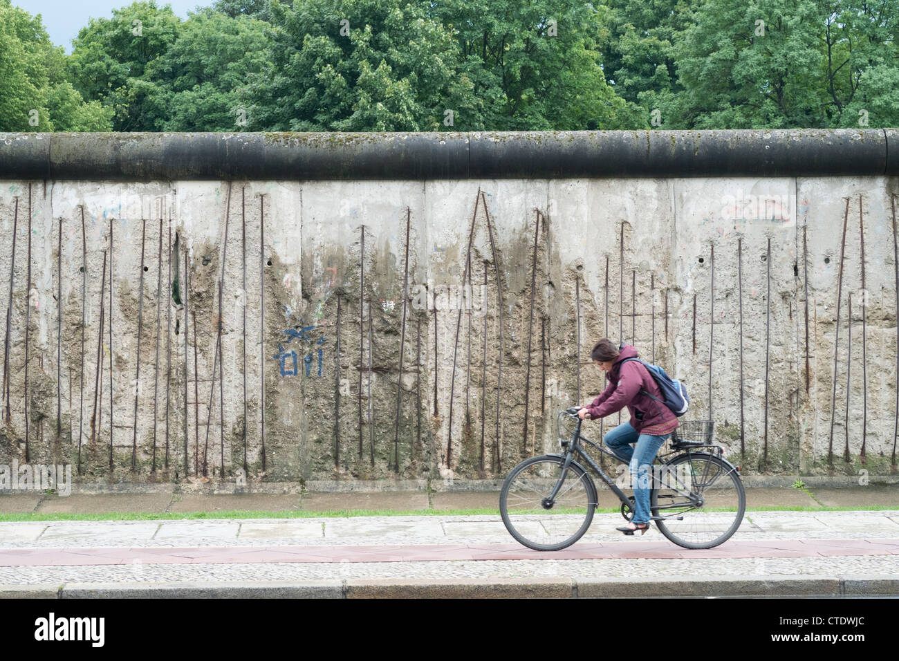 La section de mur de Berlin d'origine à Bernauer Strasse à Berlin Allemagne Banque D'Images