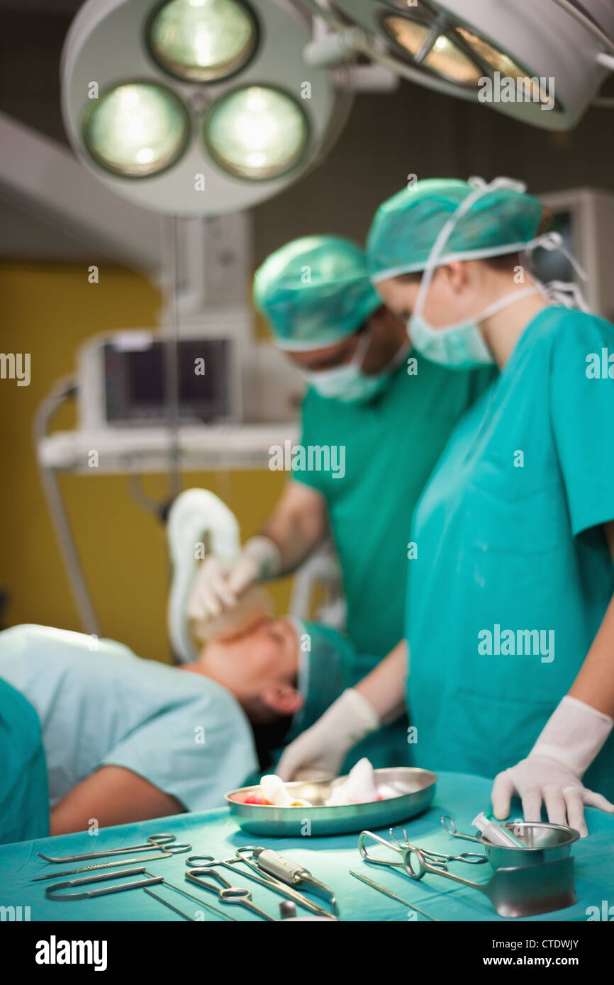Chariot de chirurgie et chirurgiens Banque D'Images
