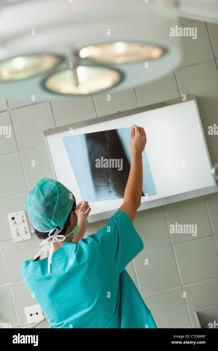 La tenue d'un chirurgien x-ray Banque D'Images