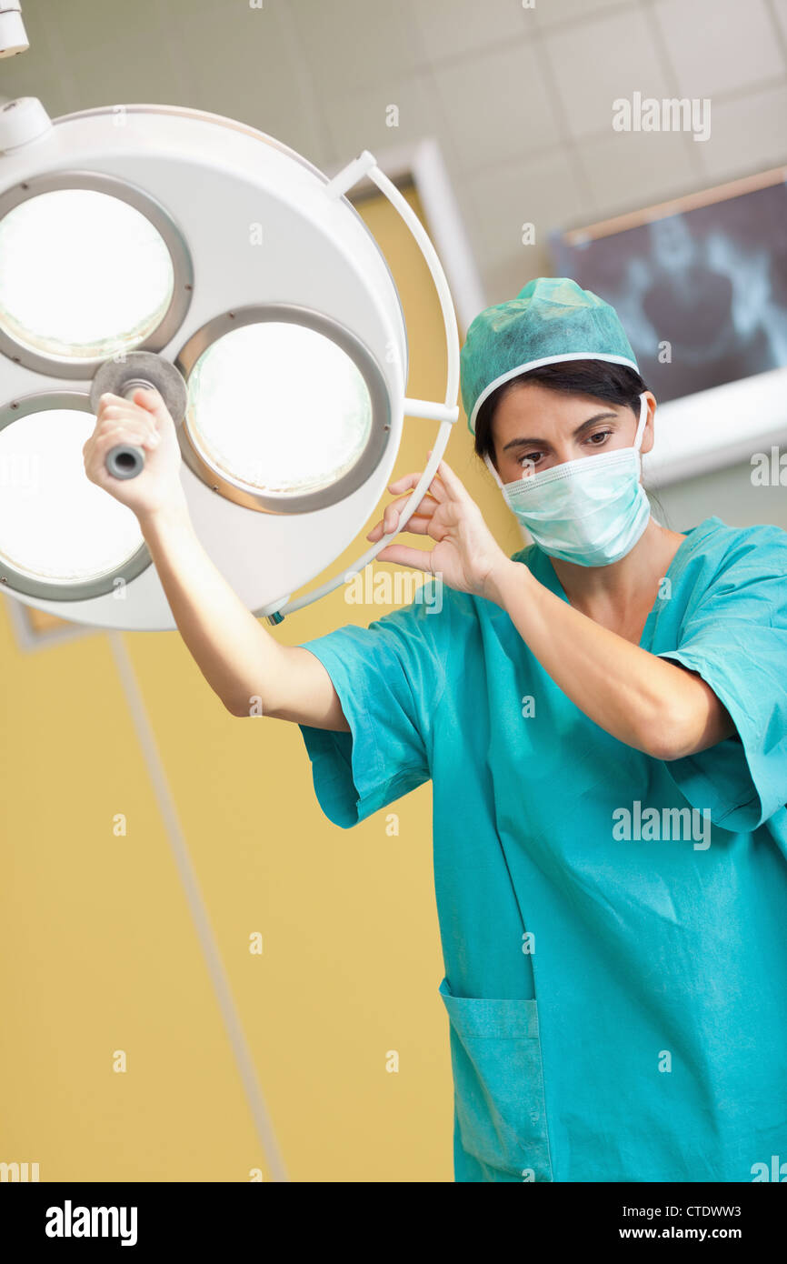 Chirurgien femme tenant une lumière chirurgicale Banque D'Images
