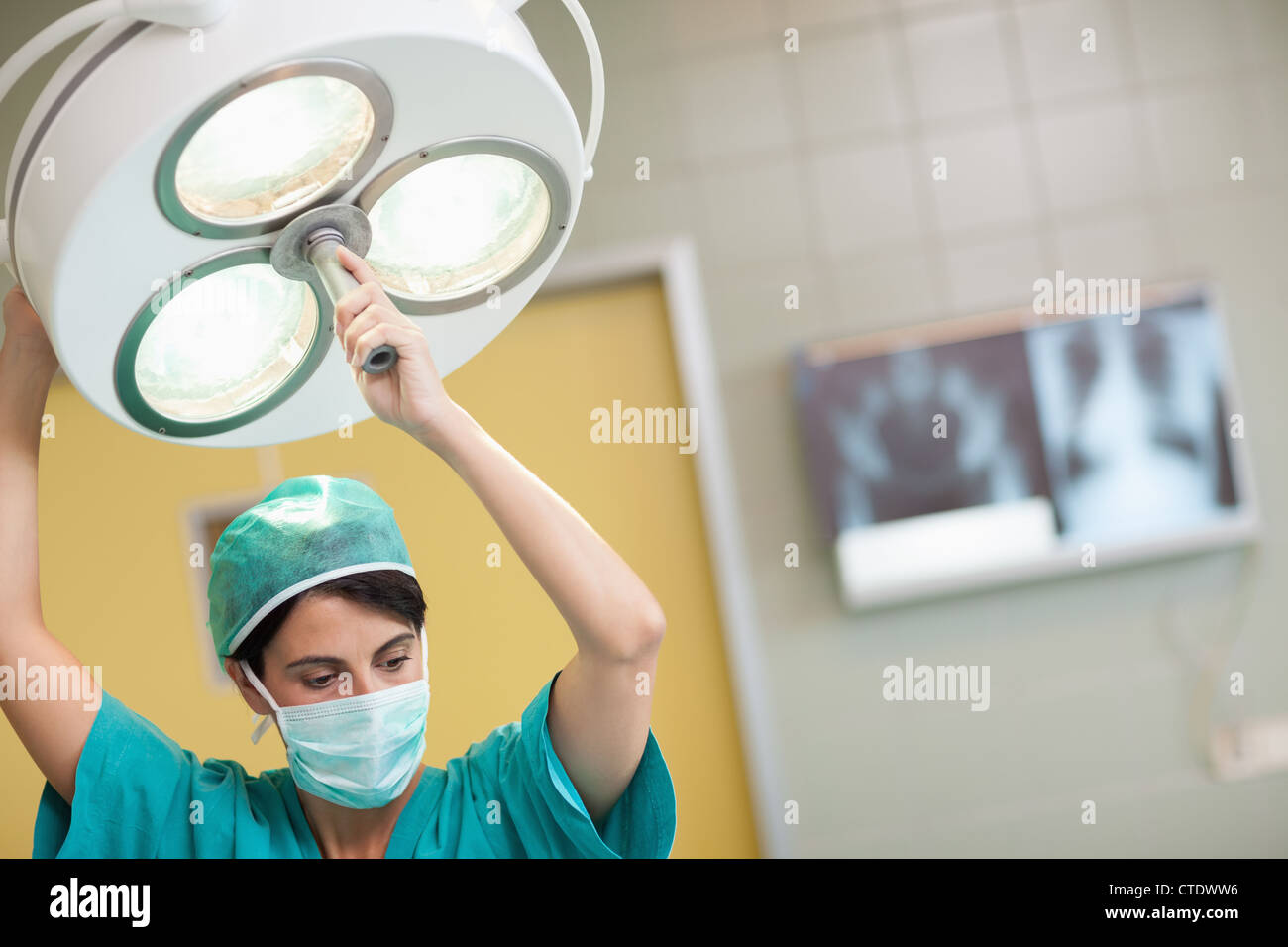 Femme tenant une lumière chirurgicale Banque D'Images