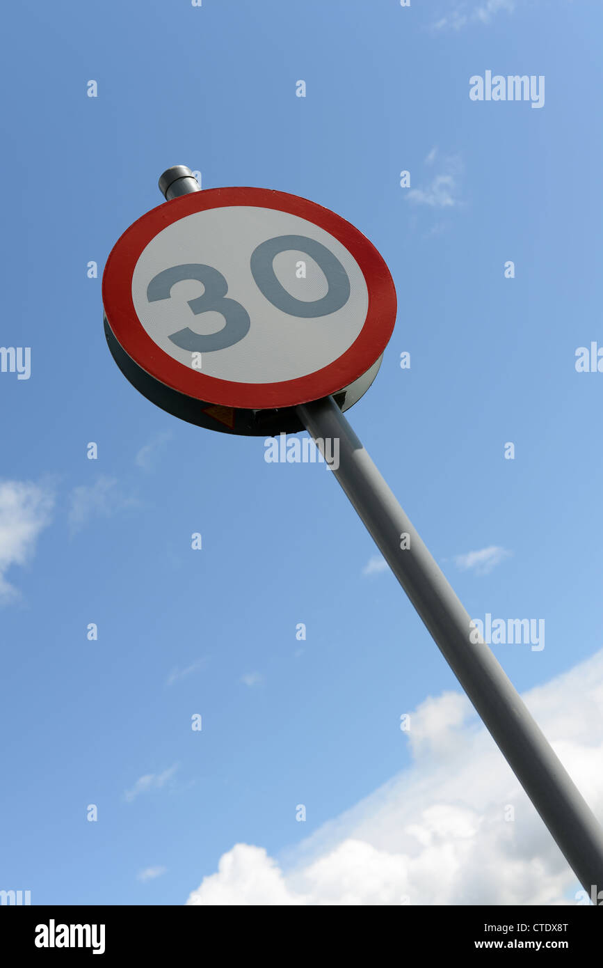 La vitesse maximum signer contre un ciel bleu à partir d'un point de vue bas Banque D'Images