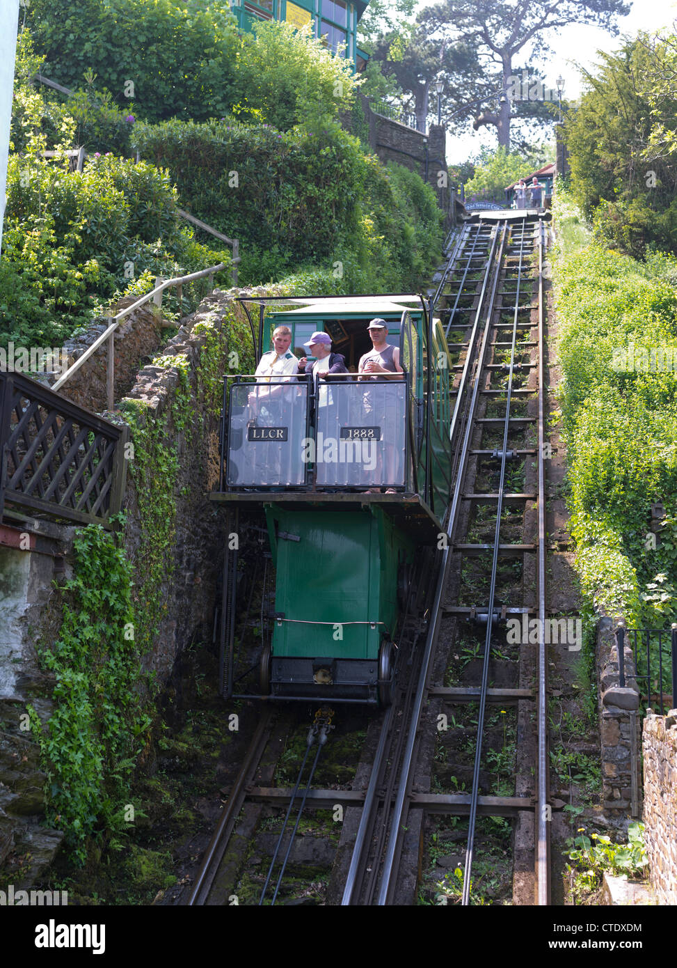 dh Lynton Lynmouth Cliff Railway LYNTON DEVON touristes funiculaire chariot falaise tram ascenseur royaume-uni exmoor Banque D'Images