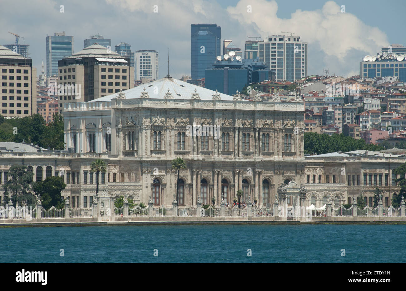 ISTANBUL, TURQUIE. Une vue sur le palais de Dolmabahce du Bosphore, avec la ville moderne derrière. 2012. Banque D'Images