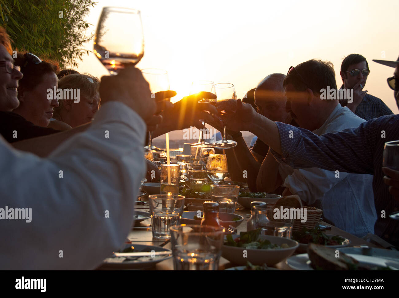 ISTANBUL, TURQUIE. Dîner et prendre un verre au coucher du soleil nu Teras bar sur le toit et un restaurant dans le quartier de Beyoglu de la ville. 2012. Banque D'Images