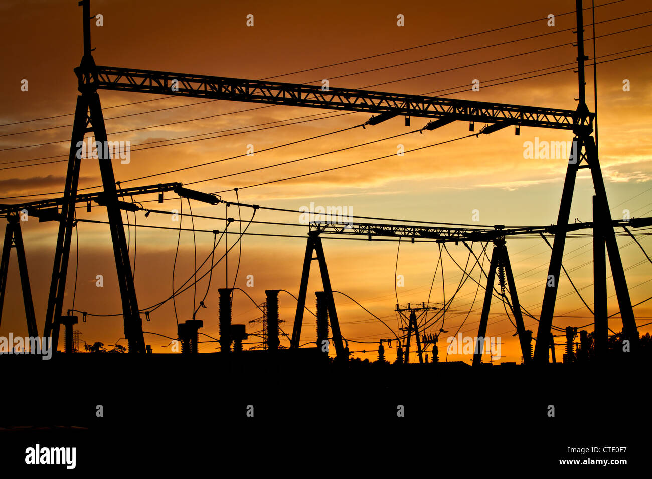 Les lignes d'énergie électrique au coucher du soleil Banque D'Images