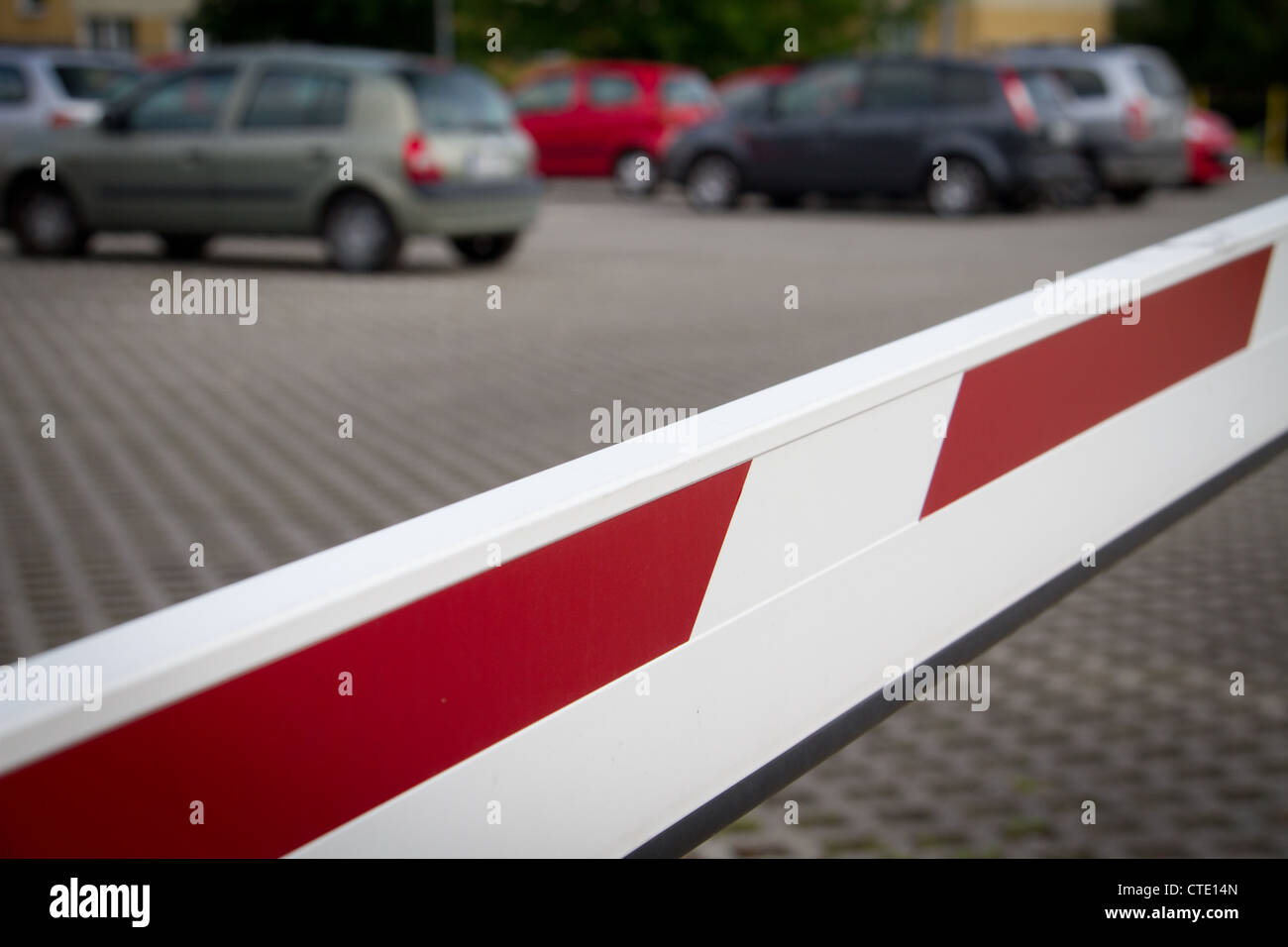 Barrière rouge et blanc avant l'entrée d'un parking Banque D'Images