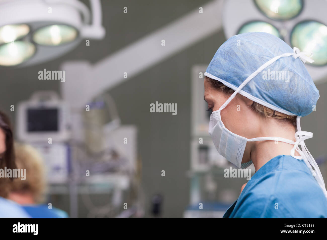 Une infirmière portant un masque Banque D'Images