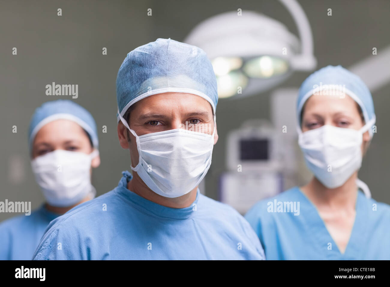 L'équipe médicale looking at camera Banque D'Images