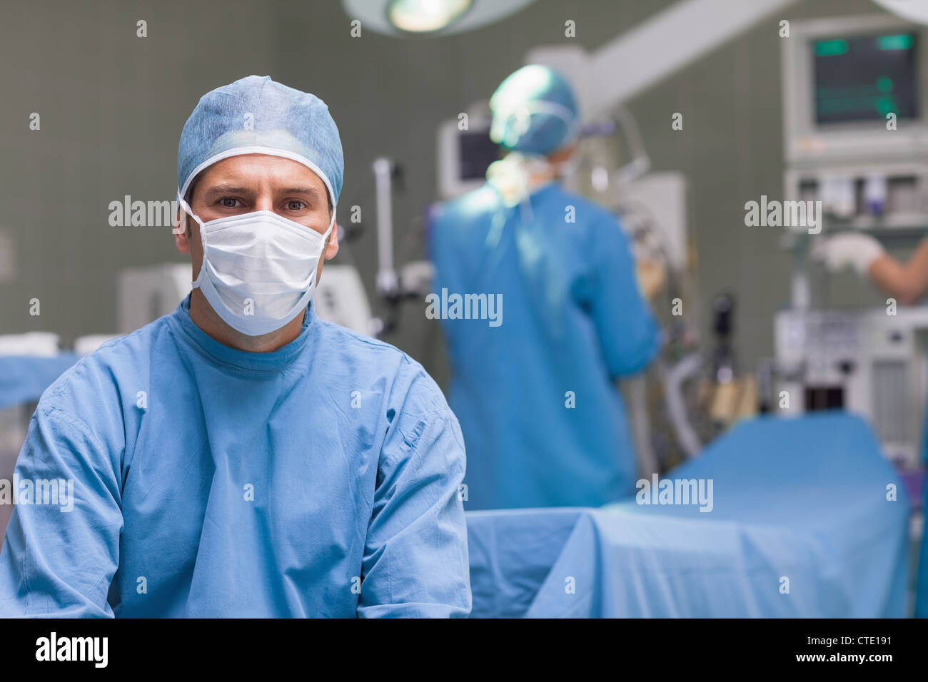 Praticienne looking at camera Banque D'Images