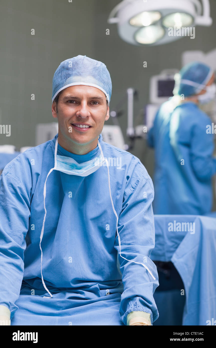 Le port d'un praticien de l'équipement chirurgical Banque D'Images