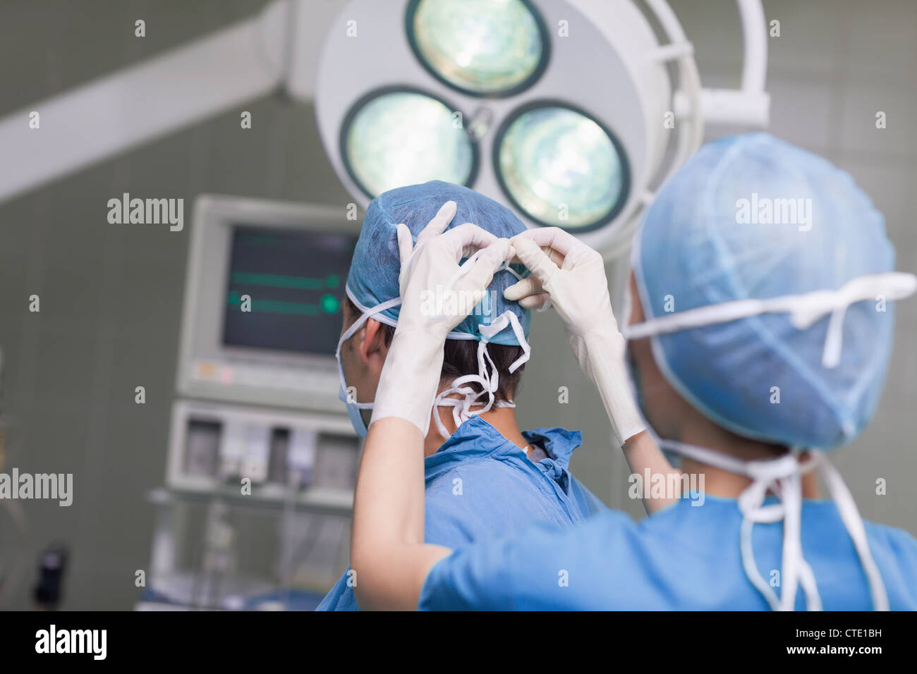 Aider un médecin infirmière Banque D'Images