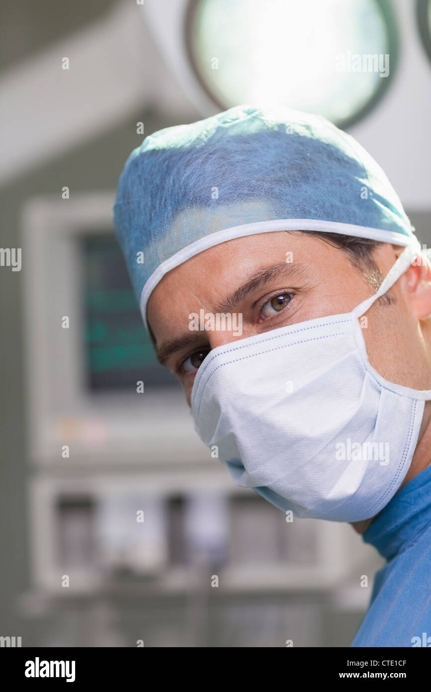 De graves doctor looking at camera Banque D'Images